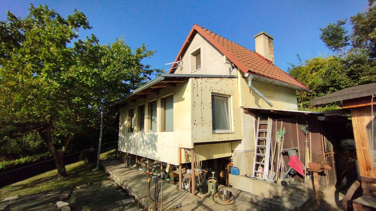 Zděná chata v obci Třeboutice, okres Litoměřice